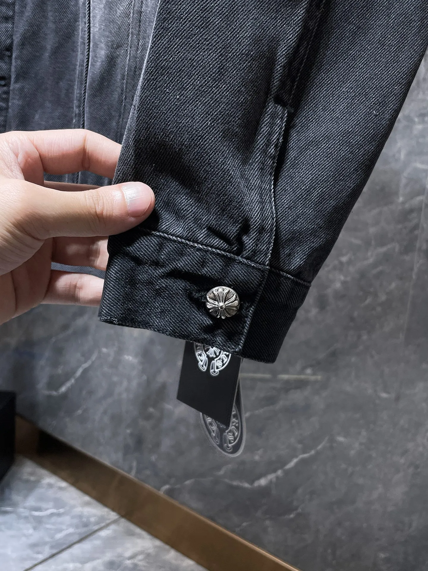 P316 Chrome Hearts autumn clothing is here. Sanskrit embroidered hand-applied embroidered denim. Exclusive custom-woven and dyed 100% cotton denim fabric, high-tech washing! Original hardware mold opening! ❗❗Heavy work❗❗ Thickened leather three-dimensional Sanskrit embroidery on the front and back ➕Hand-made patchwork. The most handsome denim jacket this season. A must-have for everyone. 🌈Recommended color: washed black. 🌈Code numbers: S, M, L, XL